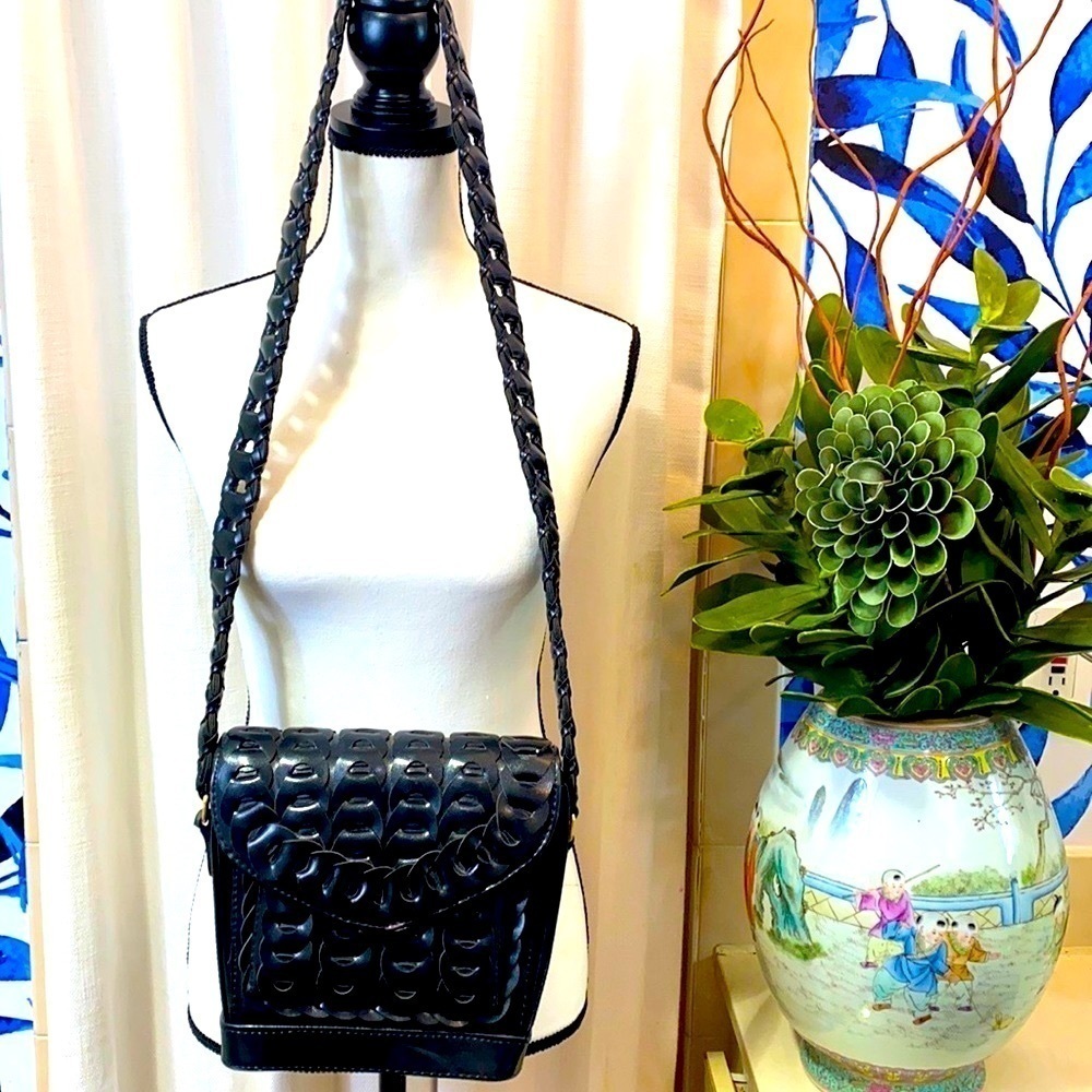 Women’s Black Weave Pattern Multi Pockets Crossbody Purse